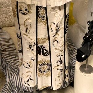 Floral Embroidered White & Black Skirt aline. Back zip. Linen blend.  
Not sheer